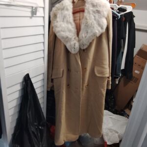 Vintage Elegant Tan Coat with Faux Fur Collar